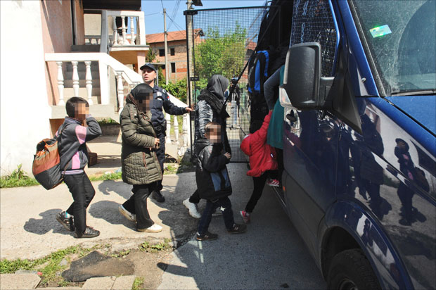 Заробили десеторо азиланата, на тавану их изгладњивали и злостављали!